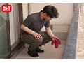 風で飛んできた下着を返しにいくたびに 谷間丸出しで微笑んでくる隣人のLカップお姉さん 鷲尾めい
