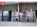 風で飛んできた下着を返しにいくたびに 谷間丸出しで微笑んでくる隣人のLカップお姉さん 鷲尾めい