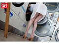 雨の日にコインランドリーに現れ、洗濯が終わるまでエッチな体が完全無防備な隙だらけお姉さん 楓ふうあ