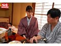 友人夫婦と4人で温泉旅行中、美人過ぎる友人奥さんが僕を明らかに誘惑！？ 愛妻に内緒でW不倫セックス…ヤる？ヤラない？ 葵つかさ