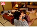 友人夫婦と4人で温泉旅行中、美人過ぎる友人奥さんが僕を明らかに誘惑！？ 愛妻に内緒でW不倫セックス…ヤる？ヤラない？ 葵つかさ