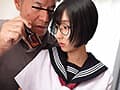 メガネを掛けた無垢な子に変態わいせつ行為をしたら…興味津々で欲しがり顔…初体験の生チ●コの感触に「本物は初めてです。」と懐き、トロけた顔で崩壊絶頂する地味カワで巨乳のパイパン●学生るか 糸井瑠花