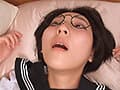 メガネを掛けた無垢な子に変態わいせつ行為をしたら…興味津々で欲しがり顔…初体験の生チ●コの感触に「本物は初めてです。」と懐き、トロけた顔で崩壊絶頂する地味カワで巨乳のパイパン●学生るか 糸井瑠花