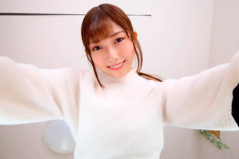 【VR】【8K】ベロが吸い付いて離れない、キス沼に堕ちる初体験！年上彼女のとろ甘ベロキスに優しく沼堕ちさせられる 逢沢みゆ
