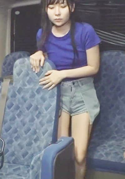 バスという密室で意識を失ったパイパンスレンダー女性!行き先は中出しセックス!