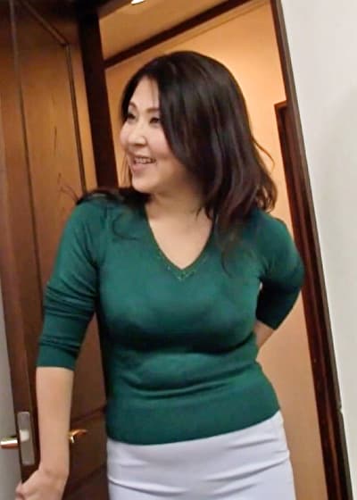借りて来た熟女AVを母に見つかり一緒に見る事に・・・。愚息の成長した股間にムラムラする母と禁断の淫乱ファック!