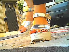 女子大生がカタツムリとイモムシを踏み潰す!
